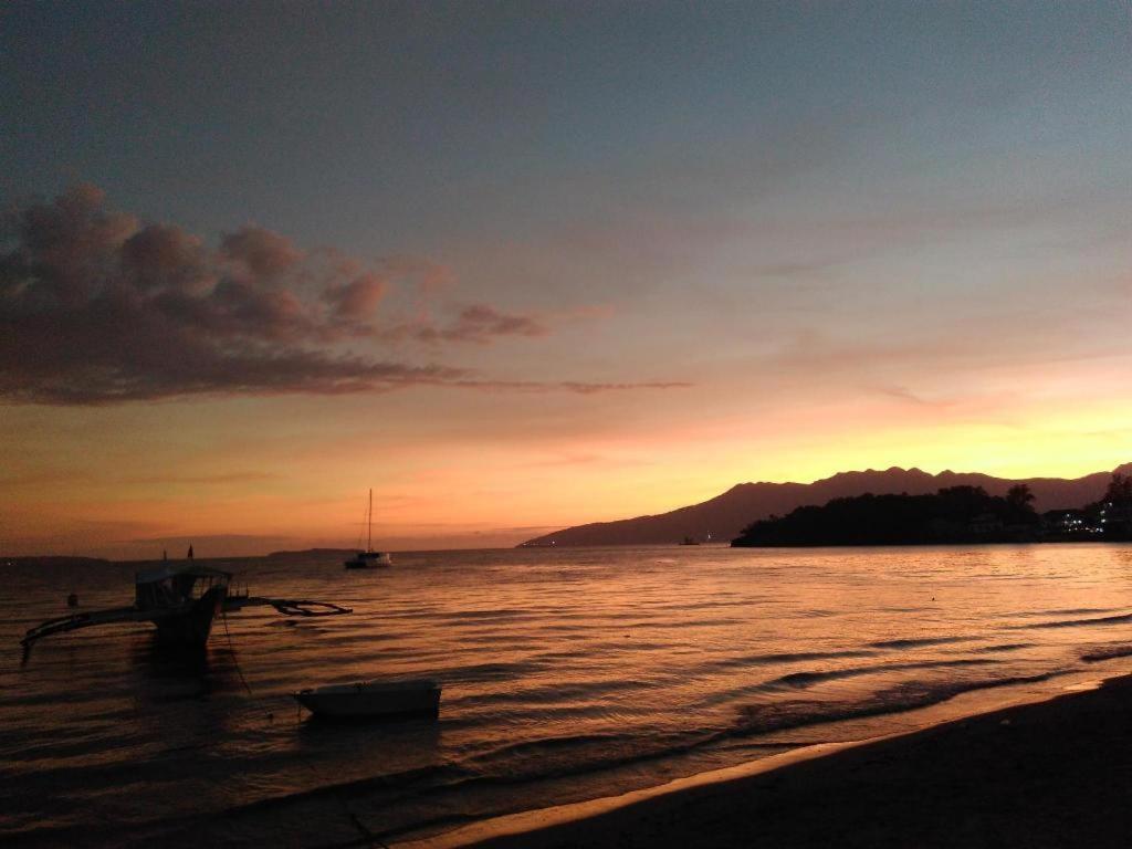 Mango'S Beachfront Resort Olongapo Exterior photo